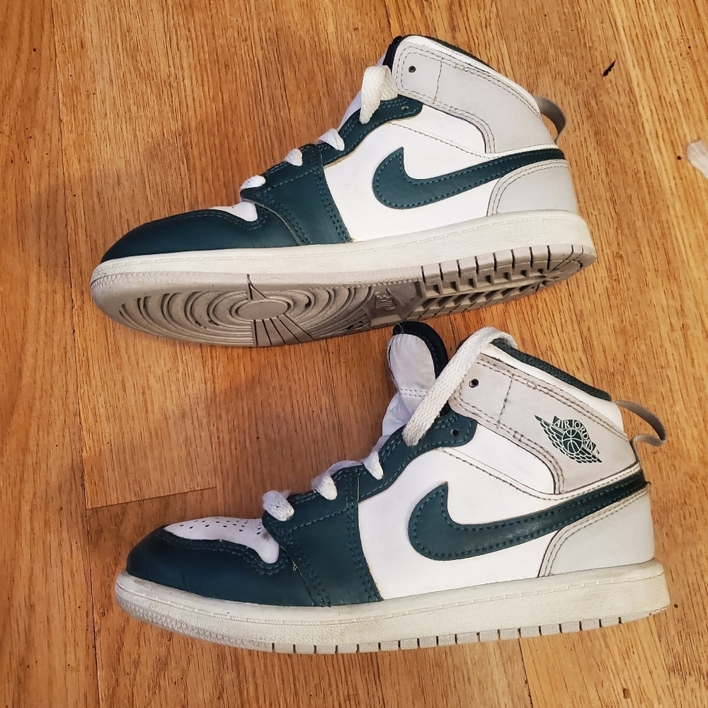 Nike Air Jordan Hightop Green White Sneakers,size 2Y - Picture 2 of 8